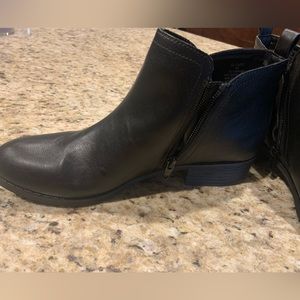 Sun Stone Women’s Medium low boots. Black